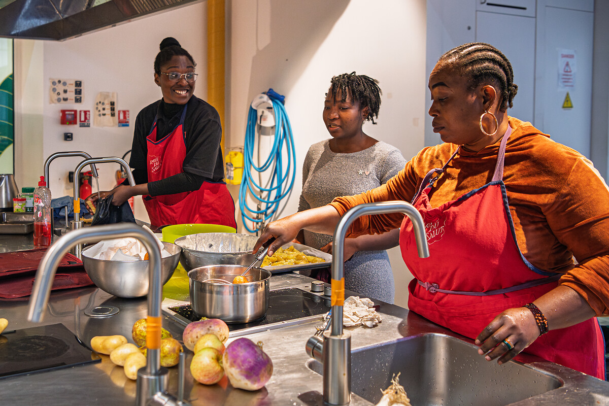 Reportage centenaire du Palais de la Femme - Novembre 2025 • Cuisine partagée • Bénicia Bizenga (Salariée Congrégation) • Amandine Djoyim • Fremata Ouattara Visuel à utiliser uniquement pour le Magazine (en raison d'Amandine) merci